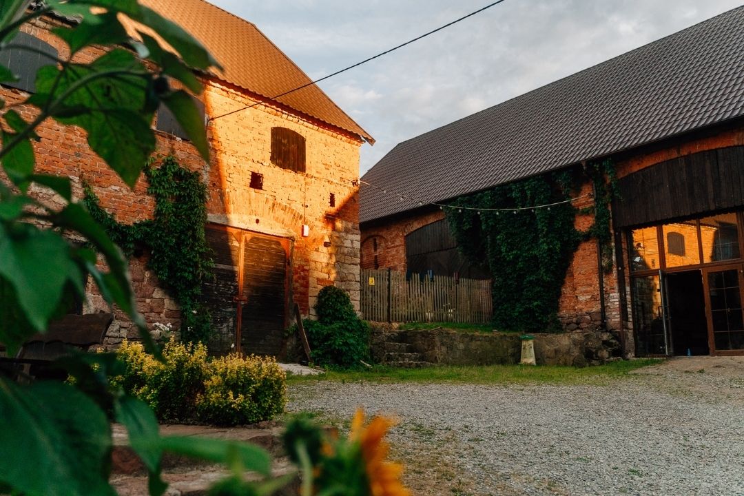 Ceglane zabudowania gospodarstwa o zachodzie słońca