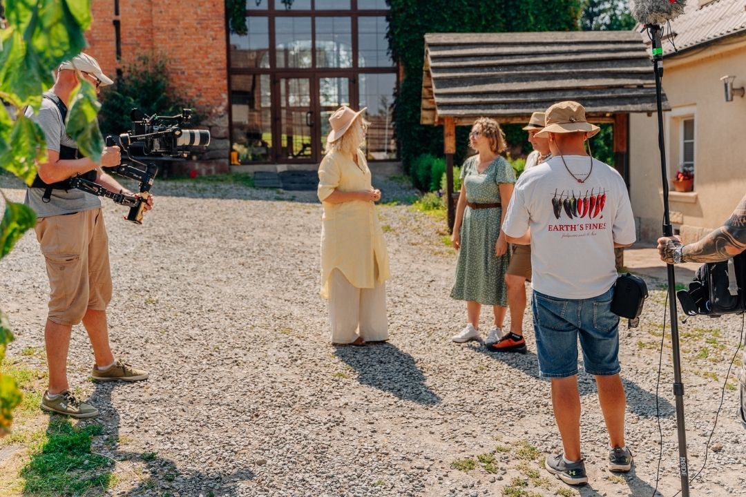 Ekipa telewizyjna podczas nagrań w gospodarstwie
