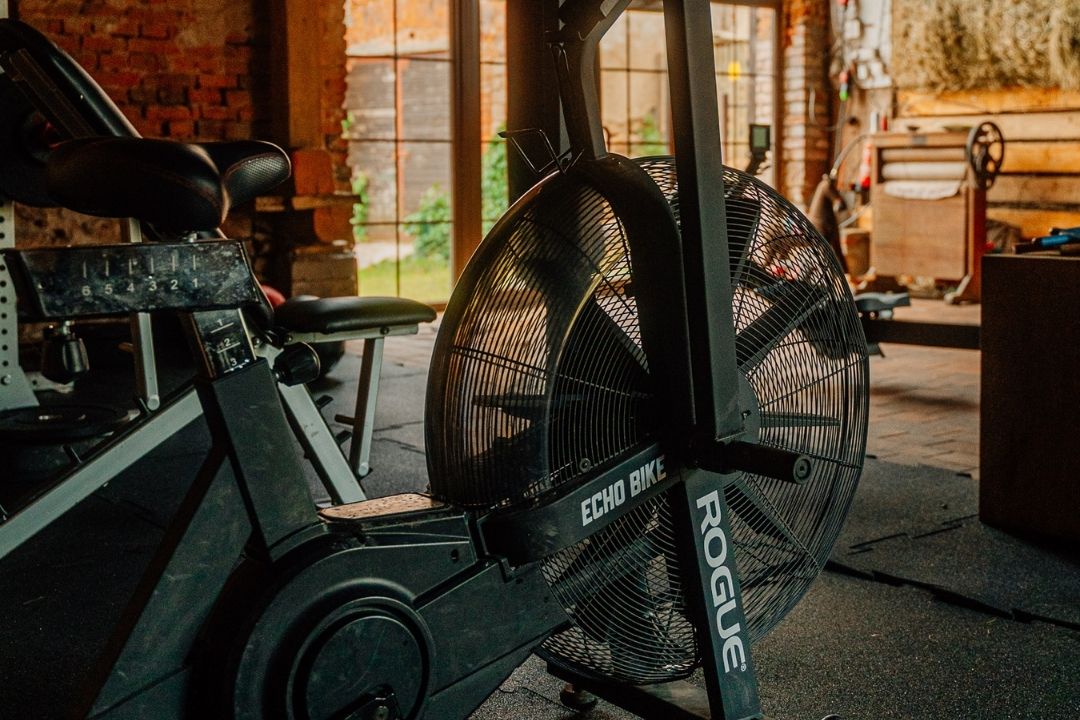 Rower treningowy w siłowni w stodole